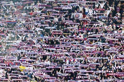 NEVIĐEN HAOS NA POLJUDU Signalna raketa uletela među navijače i izazvala opštu paniku