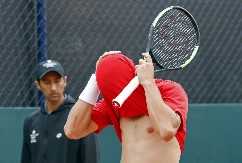 TENISER IMAO IZLIV KRVI NA MOZAK Srušio se posle samo jednog gema, hitno morao na operaciju