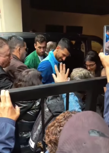 NOVAK SE ŠOKIRAO Navijač pokazao Đokoviću brutalnu tetovažu sa njegovim likom (VIDEO)