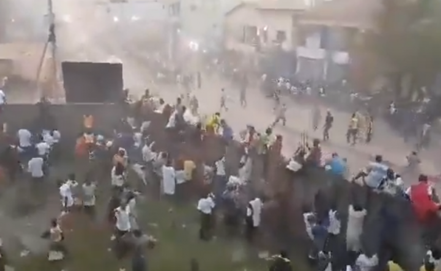 (UZNEMIRUJUĆI VIDEO) Nezapamćena tragedija: 135 navijača poginulo u urušavanju stadiona