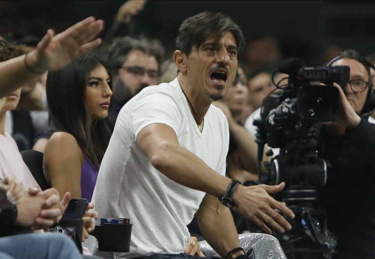 VOLI SRPSKU MUZIKU Gazda Panatinaikosa sluša Cecine hitove dok vozi skupu zver (VIDEO)