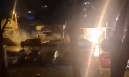 HAOS NA ULICAMA BEOGRAD Tuča "grobara" i navijača Zemuna, sevale baklje i kaiševi (VIDEO)