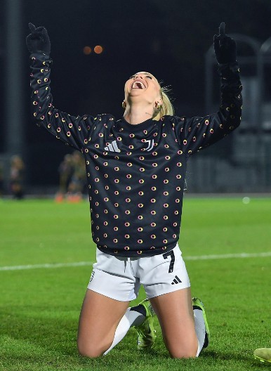 ŠTA ĆE REĆI LUIZ? Najlepša fudbalerka ljubi vanzemaljca pred dečkom, svet očima ne veruje