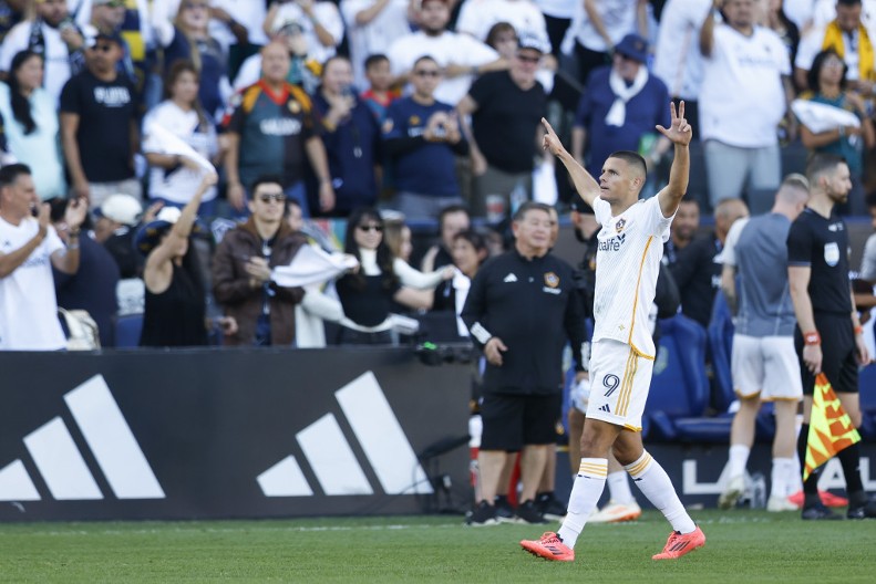 SUZE KOJE OBILAZE AMERIKU Srbin se krstio i podizao tri prsta posle istorijskog finala, a onda zaplakao i ogrnuo trobojku (VIDEO)