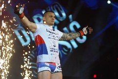 NIŠTA OD POJASA Stošić poklekao u prvoj rundi, Britanac odbranio titulu