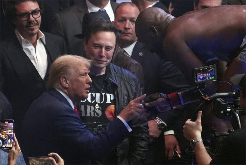 OVAKO JE DONALD TRAMP DOČEKAN Novoizabrani predsednik Amerike specijalni gost na UFC spektaklu (VIDEO)