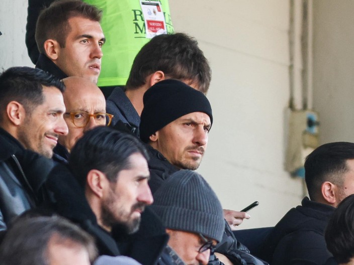 IBRAHIMOVIĆ NE MOŽE DA VERUJE ŠTA GLEDA Legendarni fudbaler u šoku, Zvezda do nogu potukla Milan i njegovog sina