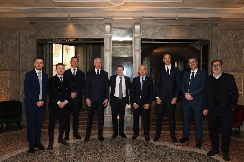 U SUSRET SPEKTAKLU Delegacija Milana dočekala članove Crvene zvezde (FOTO)