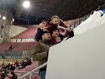 DELIJE IPAK NA "SAN SIRU" UPRKOS ZABRANI Nekolicina Zvezdinih navijača uspela da pronađe način da bodre voljeni klub