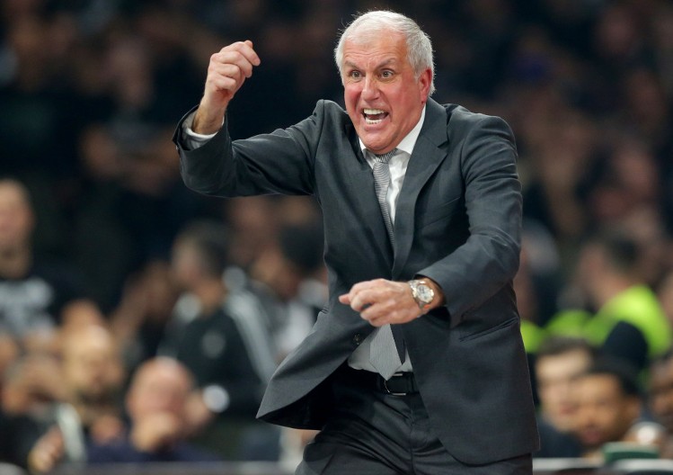 NEOBIČNA SITUACIJA Željko Obradović upitan da li zna zašto Crvena zvezda prima 4 gola u proseku u Ligi šampiona, evo kako je reagovao trener Partizana (VIDEO)