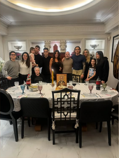 ČISTA EMOCIJA U DOMU SINIŠE MIHAJLOVIĆA Ovako njegova porodica čuva tradiciju za Svetog Nikolu