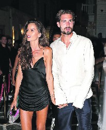 ČVARI SE I IZLUĐUJE MUŠKARCE Izabel pobegla u domovinu kako bi izbegla evropsku zimu