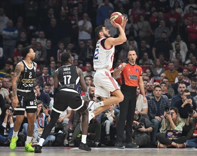 ZVEZDA ZASELA NA VRH JADRANA Crveno-beli slavili u spektakularnom derbiju, Partizanu glave došao duh prošlosti