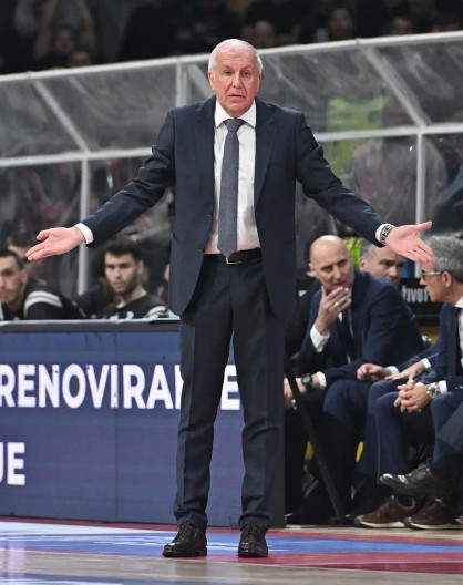 SUDIJE MORALE DA PREKINU DERBI Zvezdini navijači dobili upozorenje zbog vređanja Željka Obradovića