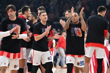 Košarkaši Zvezde na teren izašli u majicama posvećenim ubijenom Marku Ivkoviću (VIDEO)