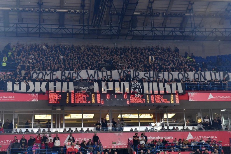 TRANSPARENT O KOM SE PRIČA Navijači Partizana se na engleskom obratili igračima (VIDEO)