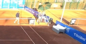 JEZIV PRIZOR Sudijska stolica pala na tenisera (VIDEO)