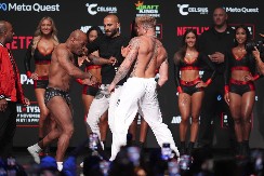 SVE GORI PRED SPEKTAKL Majk Tajson ošamario protivnika na merenju uoči meča godine (VIDEO)