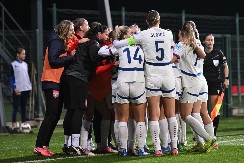 DEVOJKE ŽELE DA OSTVARE SAN SVIH GENERACIJA Selektor Dragiša Zečević i kapiten Violeta Slović pred prvi baraž meč sa Švedskom u Leskovcu