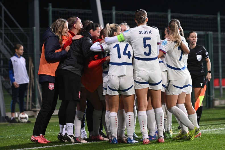 DEVOJKE ŽELE DA OSTVARE SAN SVIH GENERACIJA Selektor Dragiša Zečević i kapiten Violeta Slović pred prvi baraž meč sa Švedskom u Leskovcu