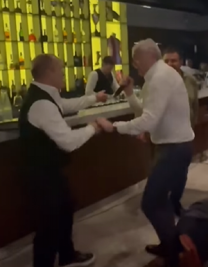 KAKVA LUDNICA Terzić uzeo mikrofon pevaču, pa zapevao na RUSKOM (VIDEO)