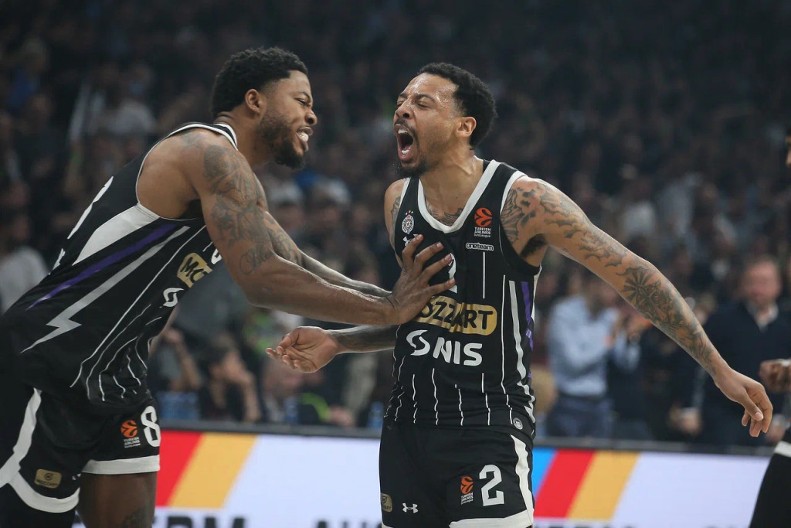 HAOS NA KRAJU UTAKMICE Džons i trener Olimpijakosa u klinču, varničilo na sve strane (VIDEO)