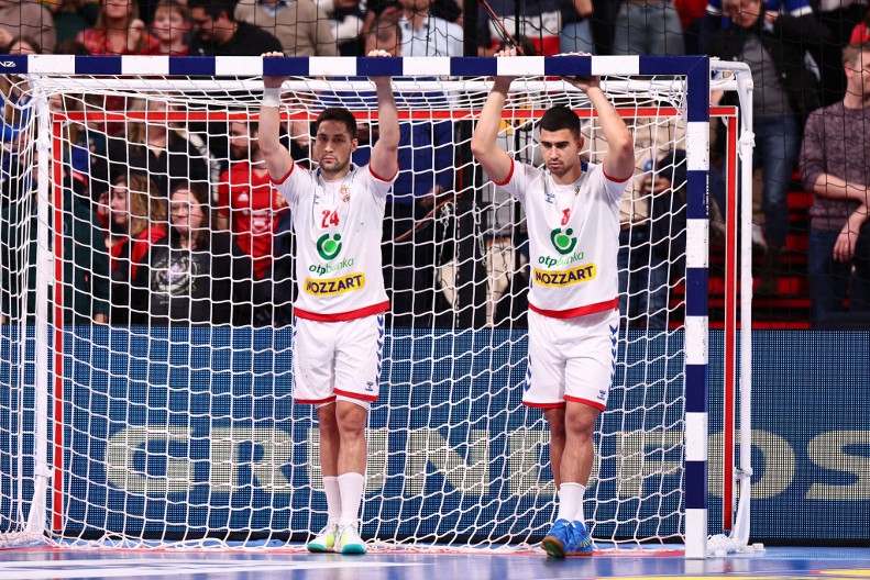 HRVATI TUKLI SRBINA Miloš nije ostao dužan saigraču iz Zagreba, a onda su ga dvojica napala