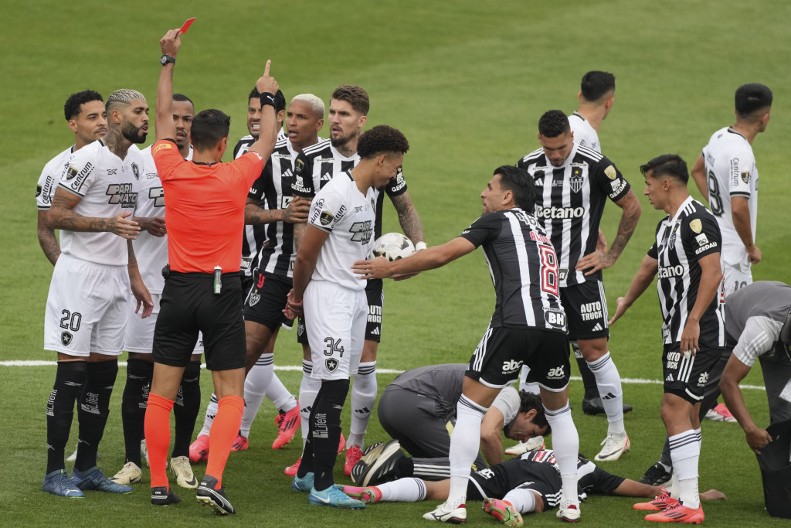 ĐOKOVIĆ VIDEO KRV I JUŽNOAMERIČKU VATRU Divljački start u finalu Kopa Libertadores i crveni karton posle 30 sekundi (VIDEO)