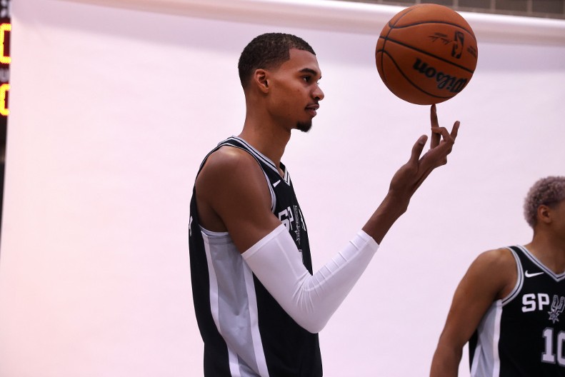 PRE UTAKMICE NA PARTIJU ŠAHA Košarkaš San Antonija oduševio slučajne prolaznike u Njujorku (VIDEO)