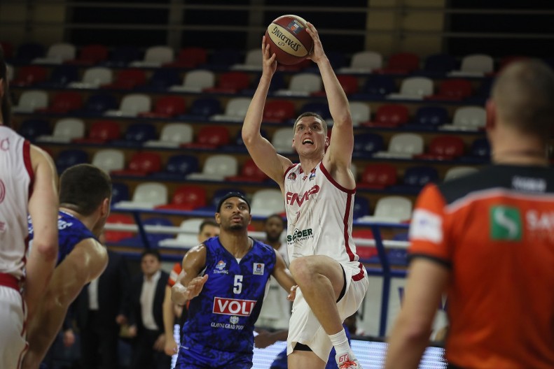 "PANTERI" ISPUSTILI ŠTO NISU SMELI Nestvarna utakmica u Železniku, FMP imao 10 poena prednosti, Budućnost serijom 15:2 preokrenula i slavila