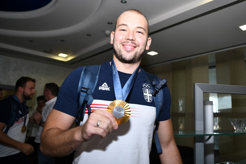 TATA VOZI TURISTIČKI BROD, PORODICA IZDAJE APARTMANE Tivćani imaju samo reči hvale za porodicu Dušana Mandića