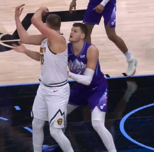 BEZ GLEDANJA, IZA LEĐA Nikola Jokić je DOKTOR košarke (VIDEO)