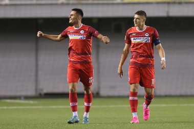 MENJA SREDINU Srpski napadač nedavno plaćen skoro 5 miliona evra, a sada će minute potražiti kod legendarnog Holanđanina