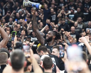 PORUKA KOJA JE ODUŠEVILA SRBIJA Oglasila se Lesorova supruga na Badnji dan (FOTO)