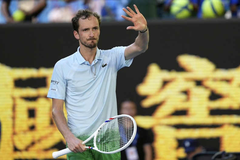 NERVOZNI MEDVEDEV SPREČIO SENZACIJU Rus besneo, razbio kameru, ali na kraju prošao u drugo kolo