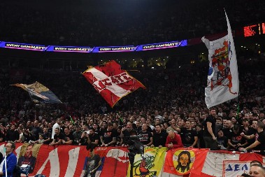 VRELA ATMOSFERA U ARENI "Delije" donele barjak Kosovo je Srbija ispred lože Kristofera Hila (VIDEO)