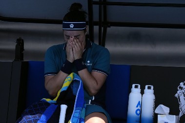 NEVIĐENA DRAMA U MELBURNU Poznata teniserka krenula da se guši usred meča - hitno pozvala lekara, ništa joj nije pomoglo