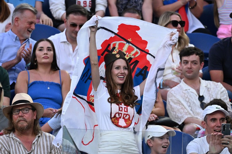 STANOVNICI LAŽNE DRŽAVE KIPTE OD BESA Poludeli zbog srpskih navijača i kada su videli zastavu srpskog Kosova na Australijan openu