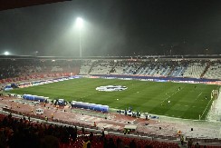 HLADNA UVERTIRA PRED MEČ Navijači Zvezde grudvama gađaju igrače PSV-a (VIDEO)