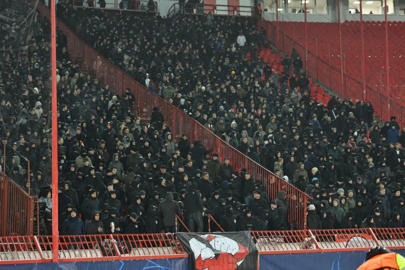 LUDNICA POSLE MEČA Navijači PSV-a slave i lome stolice na Marakani nakon pobede (VIDEO)