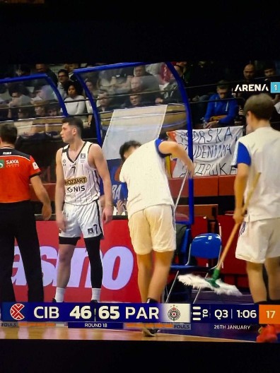 ZAGREB RUŠI SRBIJU Navijači Cibone postavili transparent podrške protestima u našoj zemlji