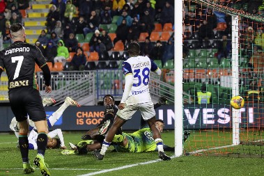 Stankovićev tim ispustio pobedu u finišu