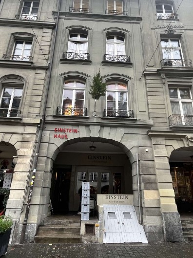 ALBERT AJNŠTAJN KAO GLAVNA ATRAKCIJA BERNA Sport.alo ispred stana u kom je živeo čuveni naučnik (FOTO)