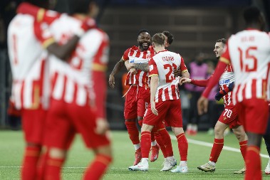 SVE JE PROLAZNO, SAMO SE KANGA NE MENJA Zvezda se dostojanstveno oprostila od Lige šampiona, majstorija Gabonca srušila Jang Bojs