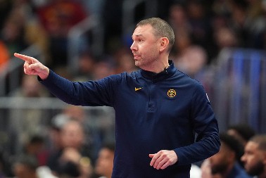 ISPLIVAO SNIMAK Trener Denvera se pred svima poklonio Nikoli Jokiću (VIDEO)