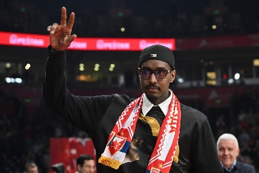 "SREĆAN SVETI NIKOLA" Miljenik navijača Zvezde se vratio u Beograd, odmah otišao kod prijatelja na slavu (VIDEO)