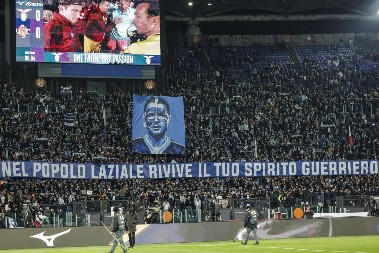 EMOTIVNA SLIKA SA APENINA Navijači Lacija razvili transparent u čast Siniše Mihajlovića