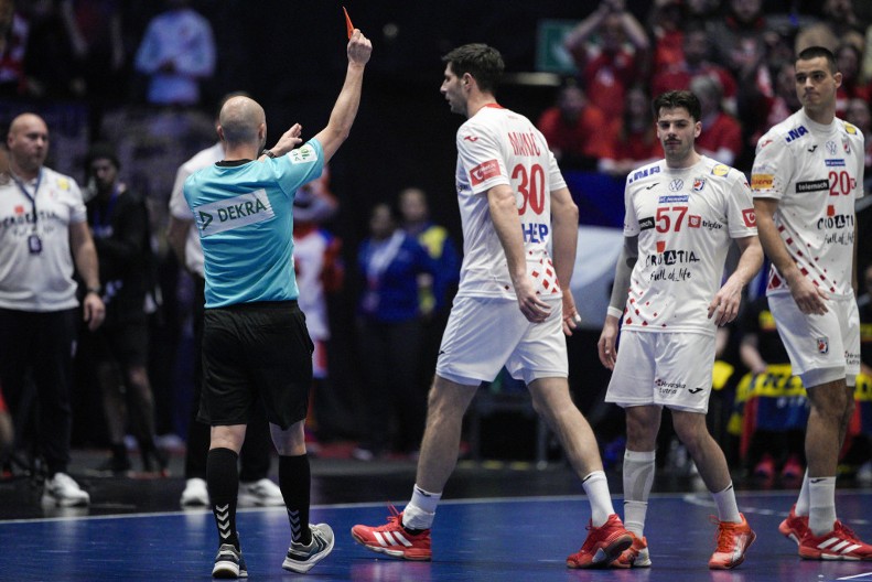 BRUKA I SRAMOTA HRVATA U FINALU Ovi potezi zgrozili svet: Jedan gazio protivnika, drugi hteo obračun sa sudijom (VIDEO)