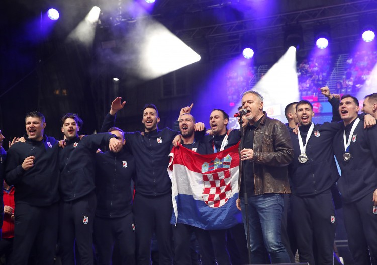 VELIKI SKANDAL U ZAGREBU Hrvatski rukometaši slavili uz Tompsonovu ratnu pesmu (VIDEO)