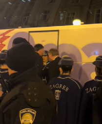 STRAŠAN SKANDAL U HRVATSKOJ Nesrećna žena napadnuta na dočeku, odbranio je legendarni kapiten (VIDEO)